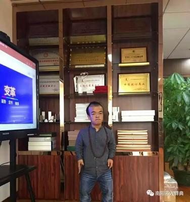 南阳邓州张卓 从街头报童到明星经纪人，一位文化经纪人的蜕变之路